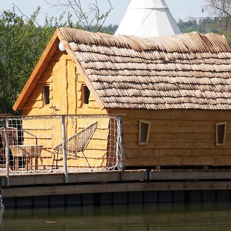 Les Cabanes Flottantes Givrauval Exterior photo