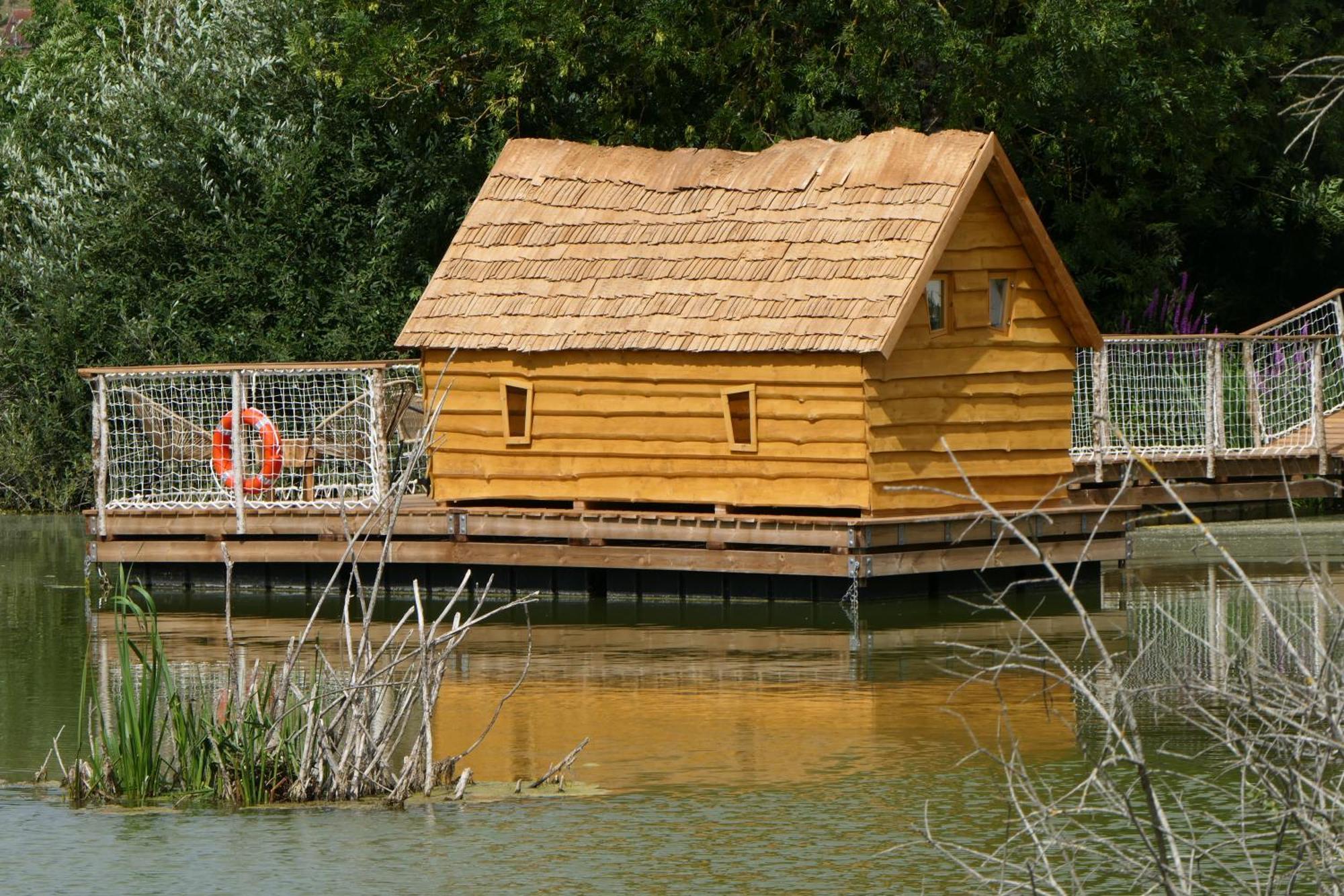 Les Cabanes Flottantes Givrauval Exterior photo